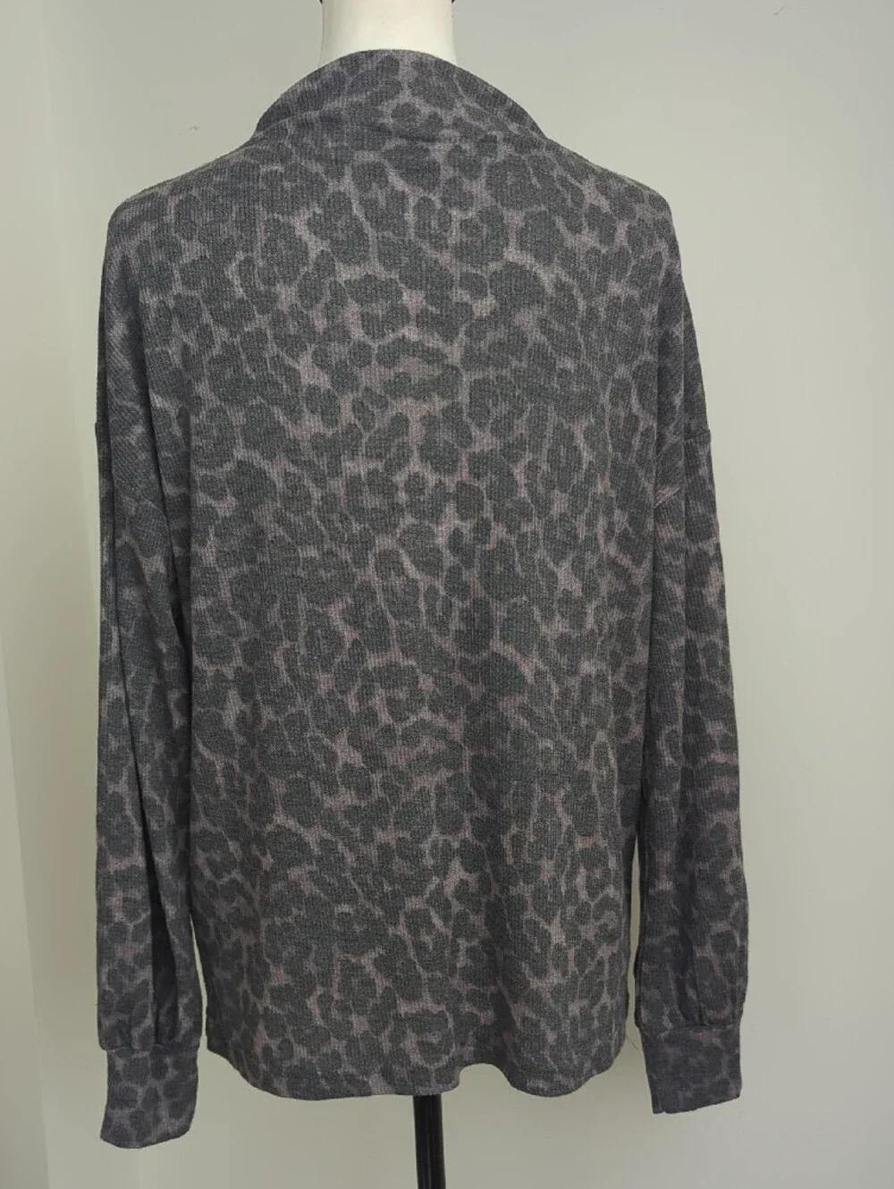 NWOT beachlunchlounge Gray & Taupe Leopard Mock Neck Sweater LARGE